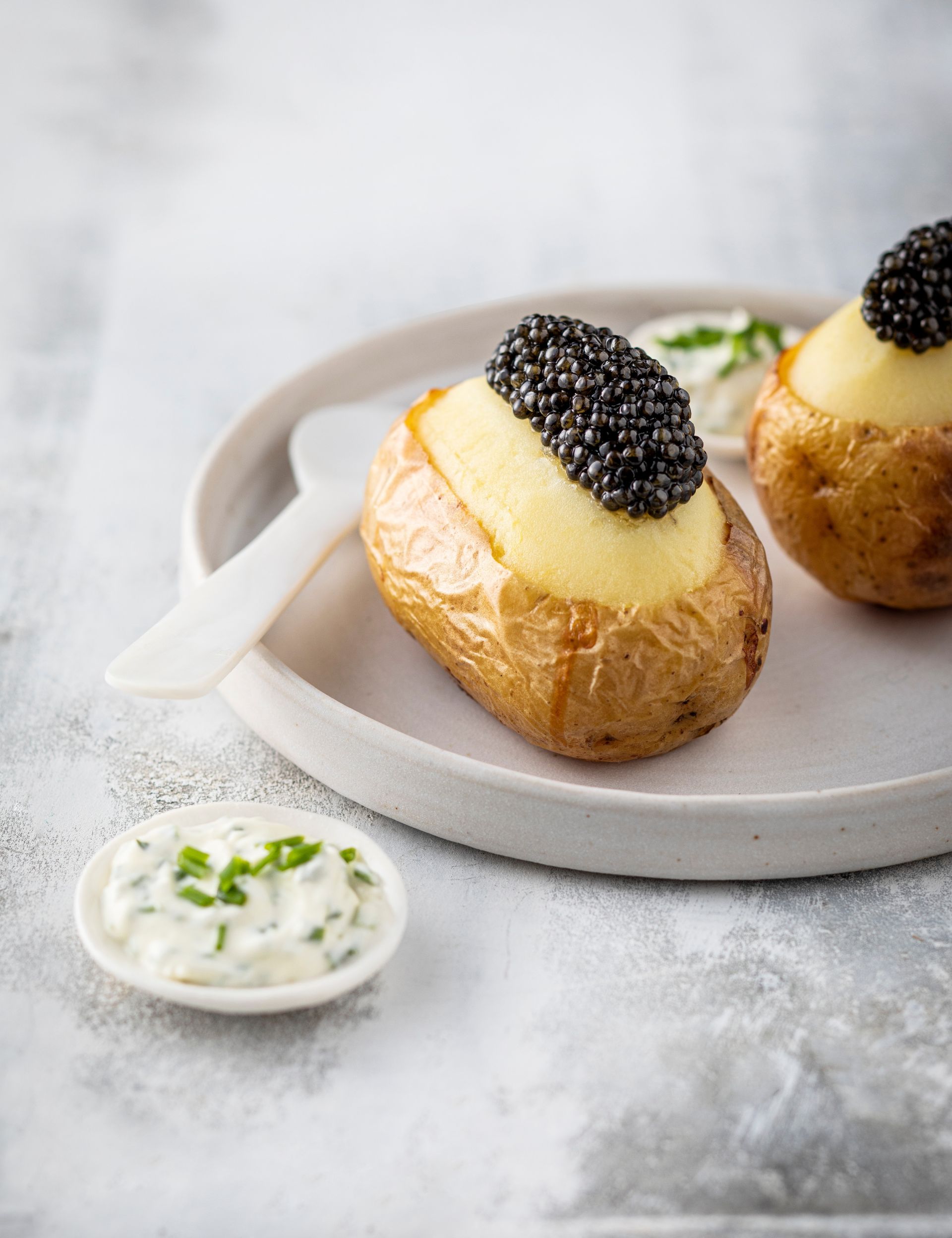 Pommes de terre grenaille, crème à la ciboulette et Osciètre